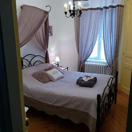 Maison D'hotes Les Polyanthas Couette-café 2*